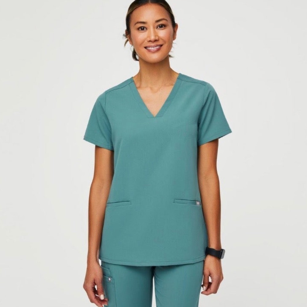 Figs Casma 3 pocket scrub top, hydrogreen XS